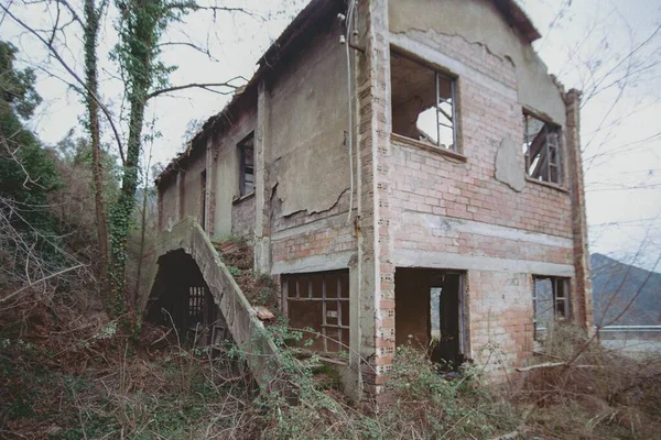 Zniszczony Opuszczony Budynek Murowany Ciągu Dnia — Zdjęcie stockowe