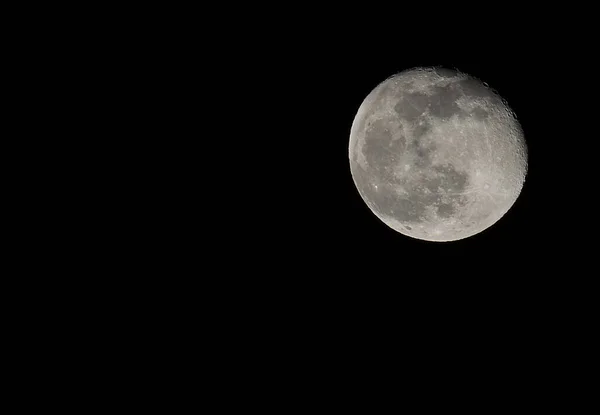 Urzekający Widok Pełni Księżyca Nocnym Niebie — Zdjęcie stockowe