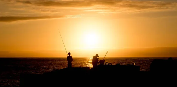 Die Silhouette Von Fischern Auf Einem Boot Meer Während Des — Stockfoto