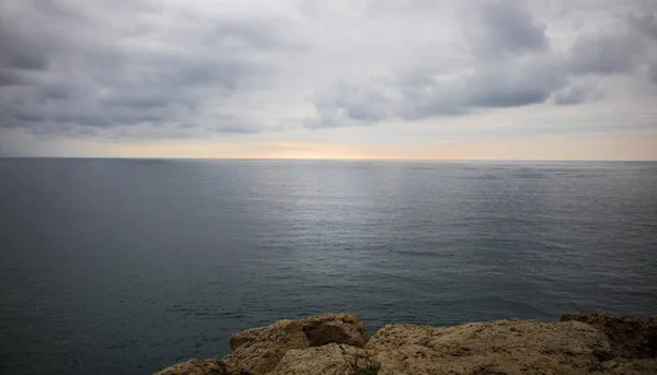 Renkli Bulutlu Gökyüzü Ile Sakin Bir Denizin Güzel Bir Manzarası — Stok fotoğraf
