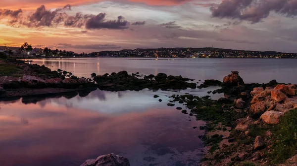 Incrível Tiro Azul Roxo Sombreado Pôr Sol Mar — Fotografia de Stock