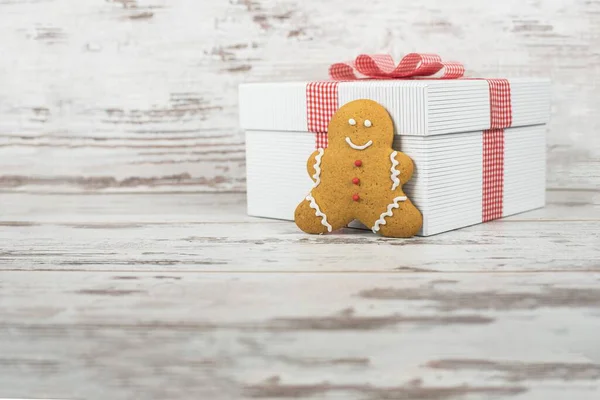 Small Decorative Gingerbread Man Next Beautifully Wrapped Christmas Gift Wooden — Stock Photo, Image