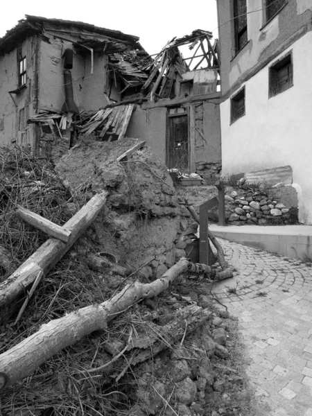 Eine Vertikale Graustufenaufnahme Der Ruinen Eines Gebäudes Gut Für Erdbebenbezogene — Stockfoto