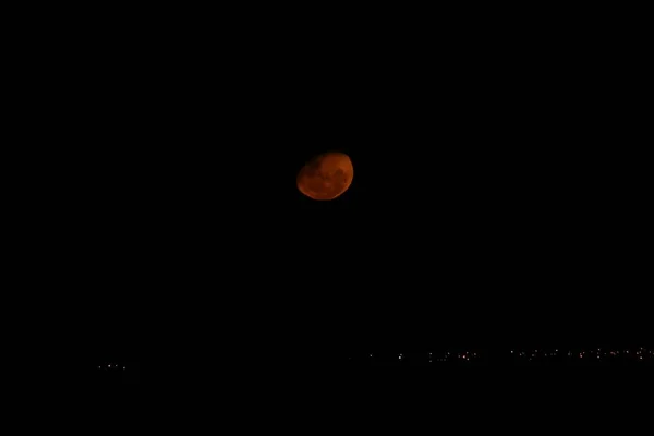 一个令人难以置信的拍摄一个血腥的月亮在黑暗中 — 图库照片