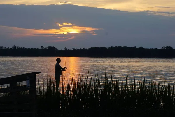 Силуэт Человека Рыбачащего Озере Закате — стоковое фото