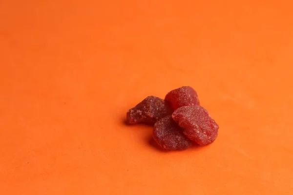 Eine Nahaufnahme Von Stücken Getrockneter Erdbeeren Auf Orangefarbenem Hintergrund — Stockfoto