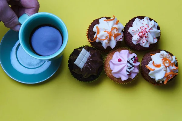 Grande Ângulo Close Tiro Pequenos Cupcakes Com Cremes Coloridos Uma — Fotografia de Stock