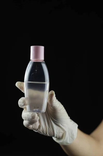 Uma Mão Humana Com Luva Borracha Segurando Recipiente Plástico Desinfetante — Fotografia de Stock