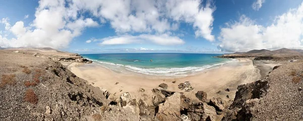 Plano Panorámico Una Playa Pintoresca Con Agua Turquesa Bajo Cielo — Foto de Stock