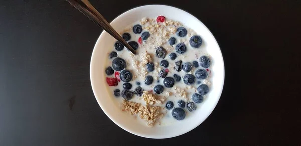 Cereal Con Arándanos Goji Leche Bol Blanco —  Fotos de Stock