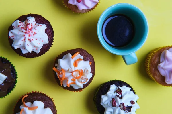 High Angle Closeup Shot Small Cupcakes Colorful Creams Cup Coffee — Stock Photo, Image