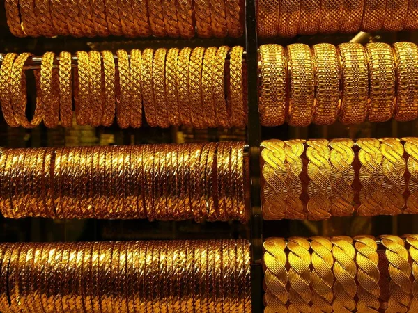 Een Bos Armbanden Gemaakt Van Puur Goud Koop — Stockfoto