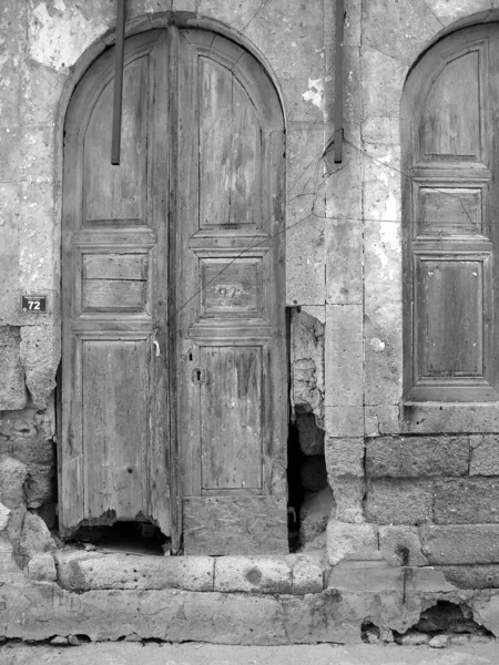 Türkiye Nin Alacati Kentindeki Eski Bir Binanın Yıpranmış Ahşap Kapısının — Stok fotoğraf