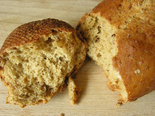 Tiro Close Pão Integral Uma Superfície Madeira — Fotografia de Stock