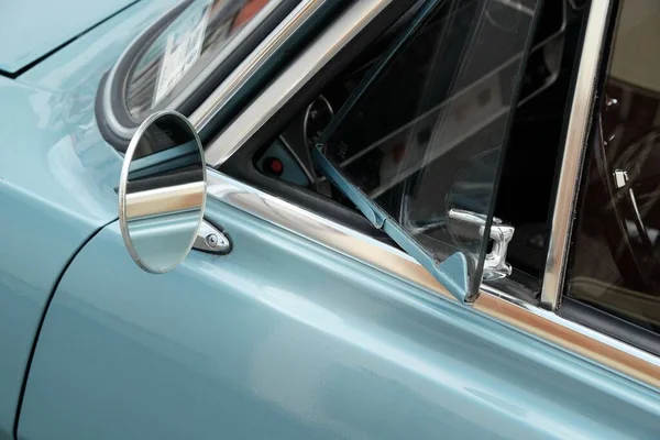 Крупный План Зеркала Заднего Вида Классического Синего Винтажного Автомобиля — стоковое фото
