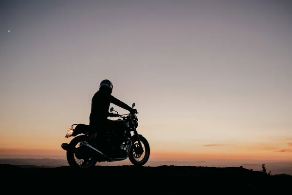 Una Silueta Motociclista Conduciendo Una Motocicleta Durante Puesta Del Sol — Foto de Stock