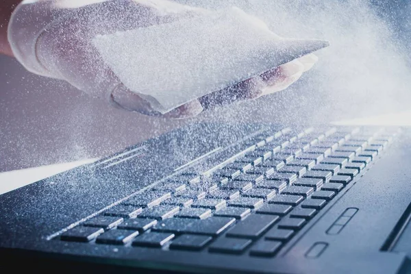 Mão Uma Pessoa Segurando Papel Tissue Limpando Laptop Com Desinfetante — Fotografia de Stock