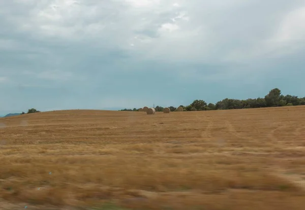 Het Ronde Hooi Balen Een Veld Gezien Door Auto Glas — Stockfoto