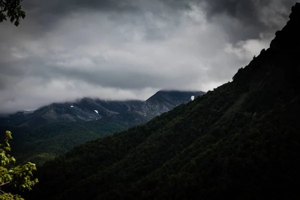 Мистический Вид Бурное Небо Над Горами Зеленый Склон Переднем Плане — стоковое фото