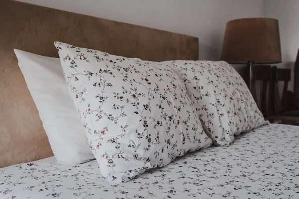 Ένα Κρεβάτι Σχέδια Λουλουδιών Στο Μαξιλάρι Και Σεντόνι — Φωτογραφία Αρχείου