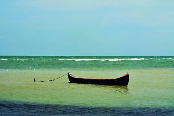 Pequeno Barco Ancorado Mar Azul Turquesa — Fotografia de Stock