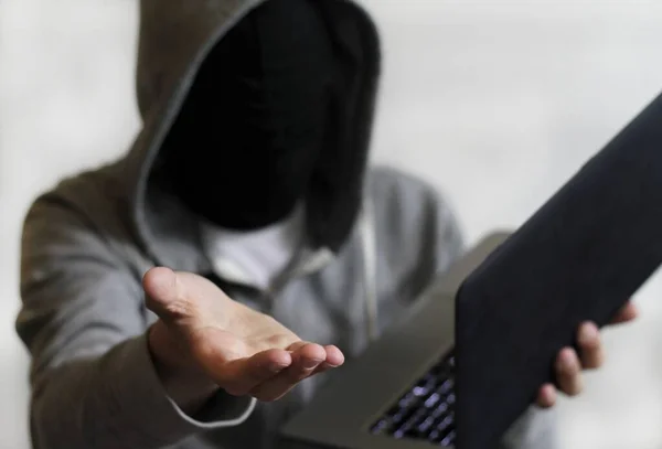 Close Uma Pessoa Anônima Com Capuz Posse Laptop Conceito Segurança — Fotografia de Stock