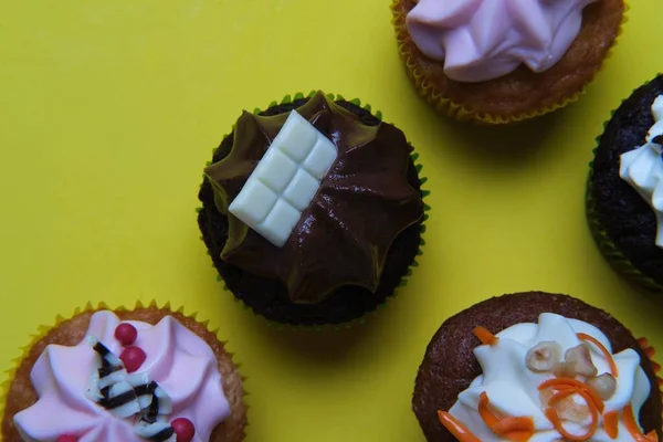 Grande Ângulo Close Tiro Pequenos Cupcakes Com Cremes Coloridos — Fotografia de Stock