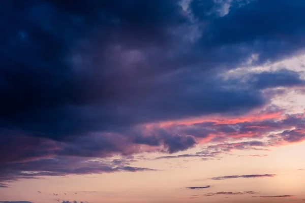 Eine Schöne Szene Des Abendhimmels Mit Rosa Und Blauen Wolkenschattierungen — Stockfoto