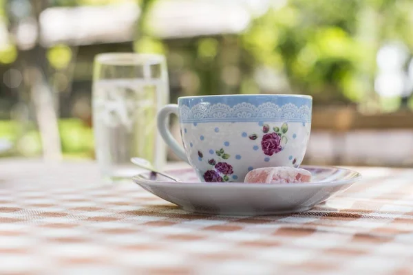 Tiro Foco Seletivo Uma Xícara Café Com Doce Uma Mesa — Fotografia de Stock