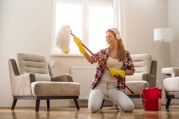 Una Hermosa Hembra Caucásica Limpiando Casa Divirtiéndose — Foto de Stock