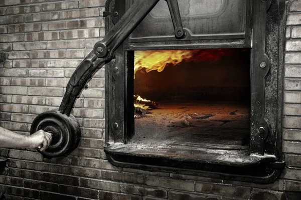 Stary Ceglany Piec Płomieniami Środku Metalowe Drzwi Długą Rączką — Zdjęcie stockowe