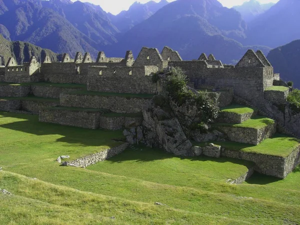 秘鲁阿瓜斯州安第斯山脉美丽的Machu Picchu城堡的高角镜头 — 图库照片