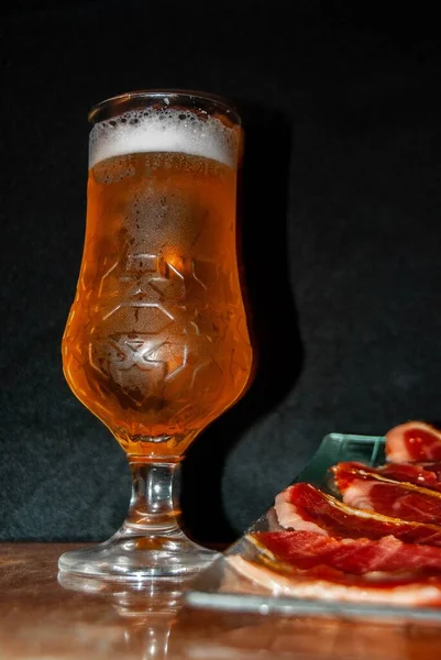Nízký Záběr Sklenice Čerstvého Studeného Piva Talíř Nakrájeného Červeného Masa — Stock fotografie