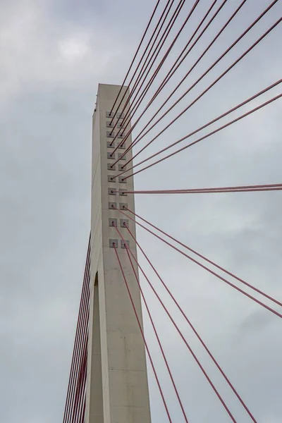 Vertikal Låg Vinkel Skott Kabel Stannade Bron Molnig Himmel Bakgrund — Stockfoto