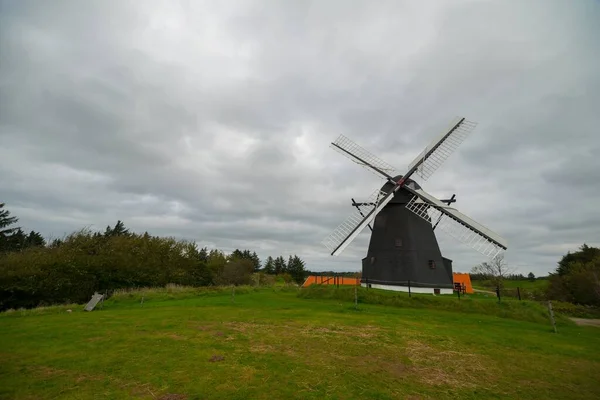 Frontansicht Einer Windmühle Auf Der Grünen Wiese Einem Bewölkten Tag — Stockfoto