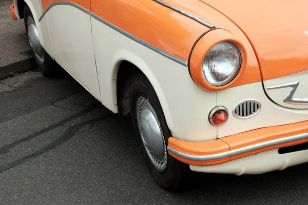 Ein Kleinwagen Aus Der Ddr Der 1950Er Jahre Mit Zweifarbiger — Stockfoto