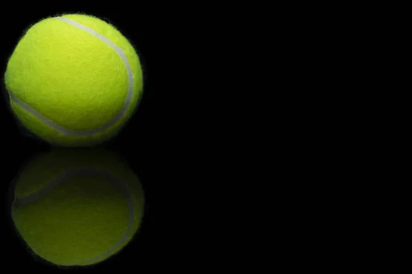 Tiro Close Reflexão Uma Bola Tênis Uma Superfície Preta Reflexiva — Fotografia de Stock