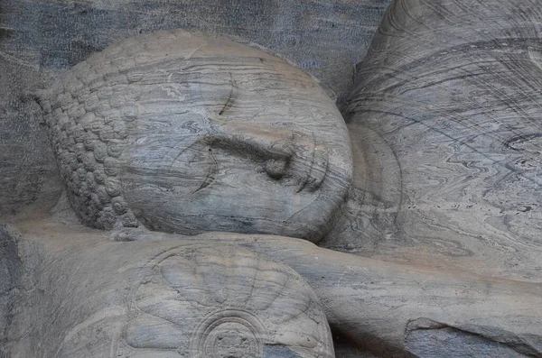 Bir Hindu Tanrısının Uyku Pozisyonundaki Heykelinin Yakın Çekimi — Stok fotoğraf
