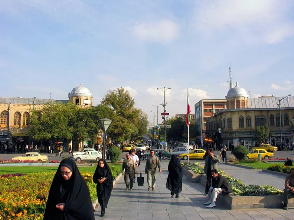 Hamadan Iran Paź 2007 Ludzie Przechodzący Przez Plac Imama Chomeiniego — Zdjęcie stockowe