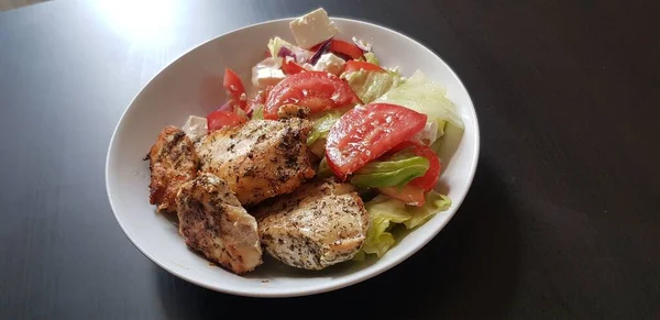 Carne Peito Frango Grelhada Com Salada Grega — Fotografia de Stock