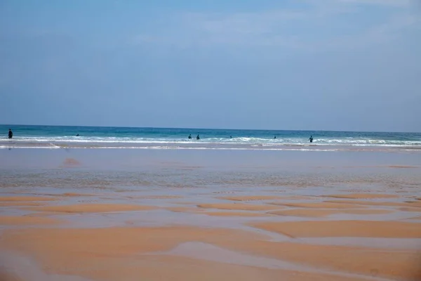 Una Vista Idílica Una Orilla Arenosa Con Olas Espumosas Que —  Fotos de Stock