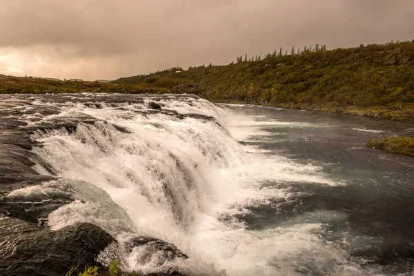 Una Pequeña Cascada Bosque Capturada Día Nublado — Foto de Stock