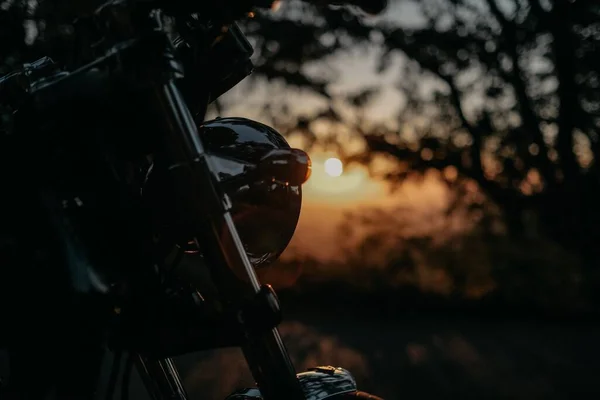 Nahaufnahme Eines Motorrads Mit Verschwommenem Hintergrund — Stockfoto