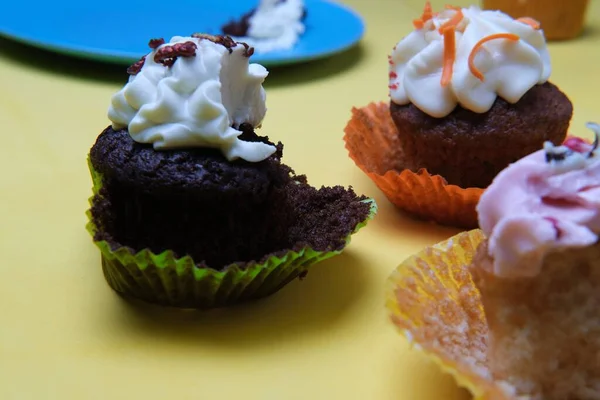 Primer Plano Lindos Cupcakes Con Uno Chocolate Mordido — Foto de Stock