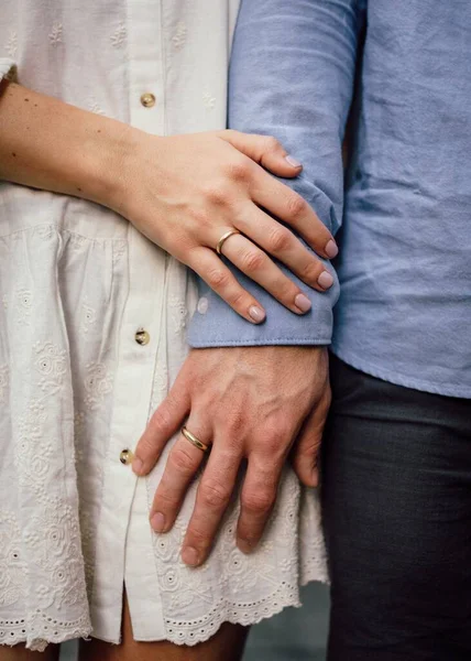 Eine Vertikale Aufnahme Der Hände Eines Ehepaares Mit Ringen — Stockfoto