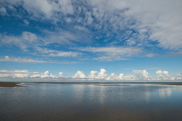 Plan Panoramique Une Mer Lisse Sur Fond Nuages Minces — Photo