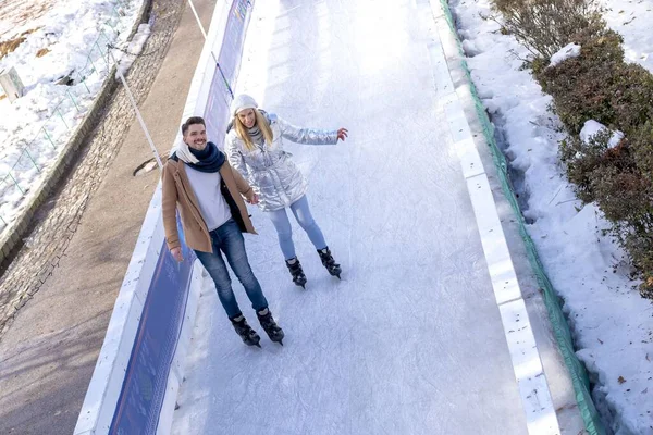 Una Feliz Pareja Jóvenes Caucásicos Patinaje Sobre Hielo Divertirse Parque — Foto de Stock