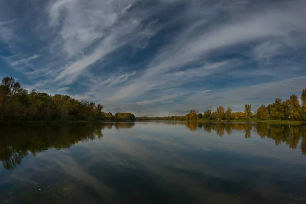 Panoramatický Pohled Klidné Klidné Jezero Odrážející Oblohu Podzimními Stromy Trávou — Stock fotografie