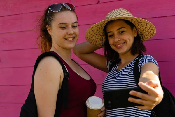 Zwei Junge Kaukasische Frauen Lächeln Und Machen Ein Selfie Mit — Stockfoto