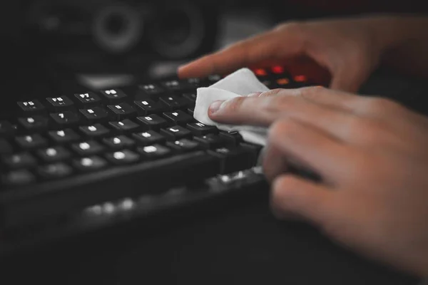 Closeup Shot Human Hand Cleaning Keyboard Wet Wipe — Stock Photo, Image